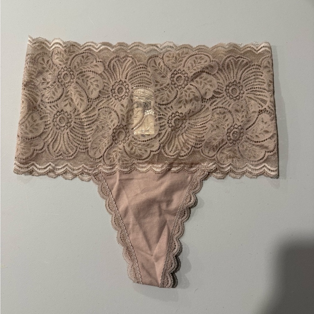 [Aerie] NWT Festive Lace Thong
Underwear - Picture 2 of 6